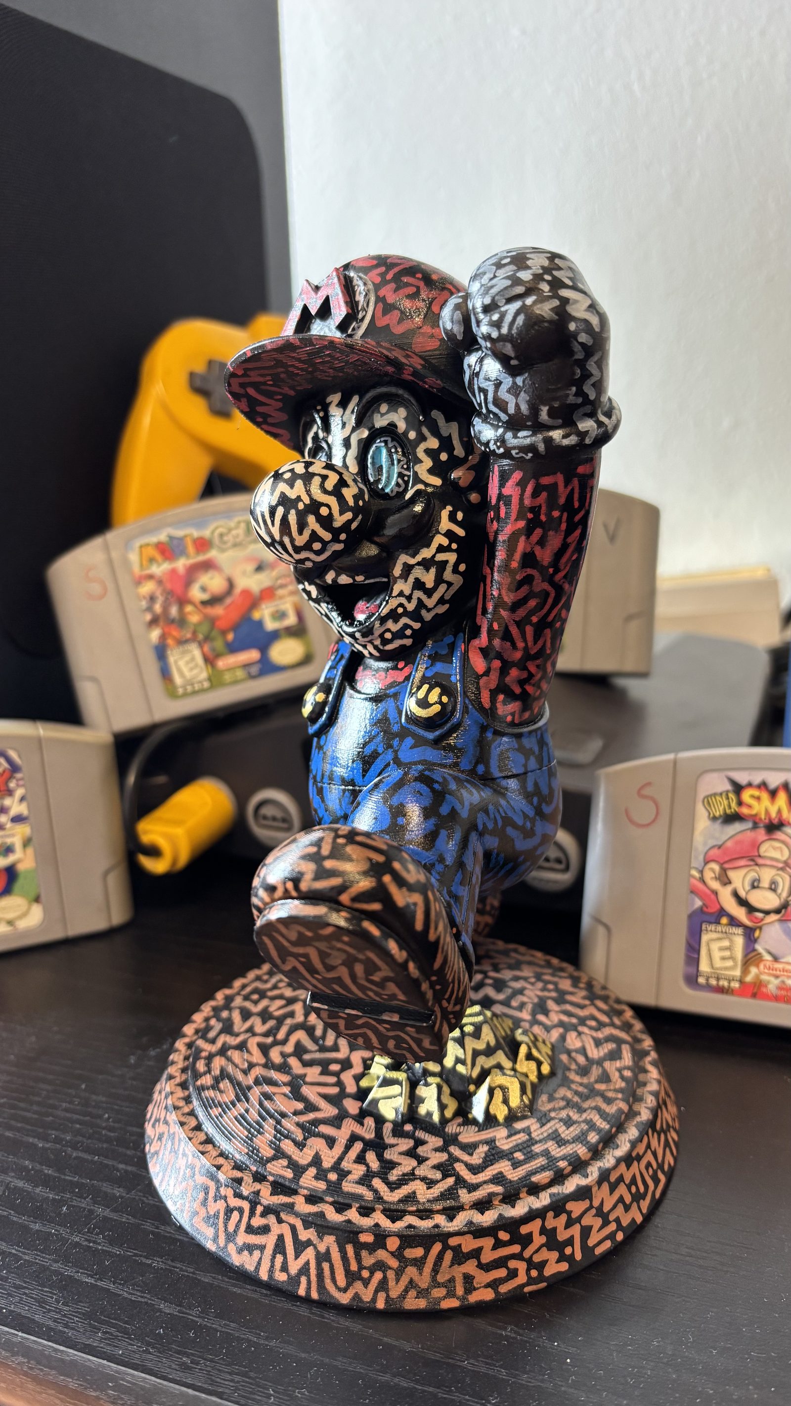 Figura Mario estilo Keith Haring — artefacto personalizado pintado a mano